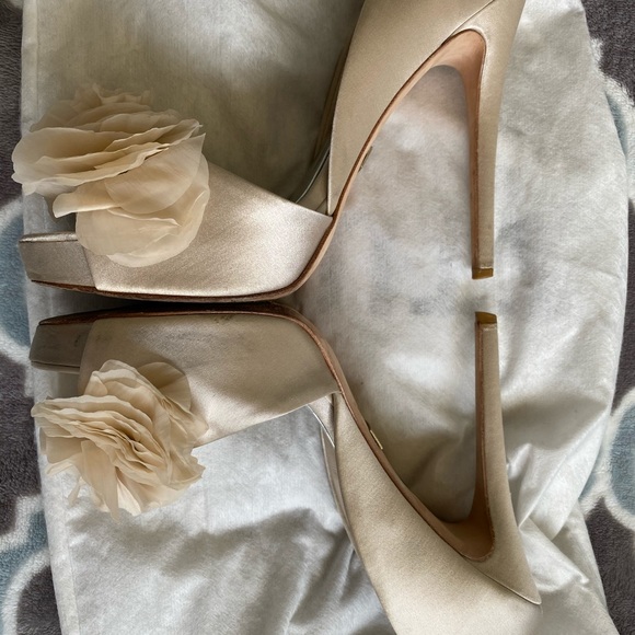 Badgley Mischka Champagne Satin Heels Size 7 - Picture 2 of 7